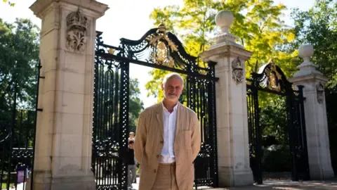 Artist Seeks to Portray Royal's Majesty in Sculpture
