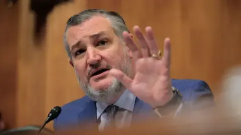 Lawmaker Ted Cruz Compares American Broadcast Oversight Body to ‘Mobster’ on Kimmel’s Program